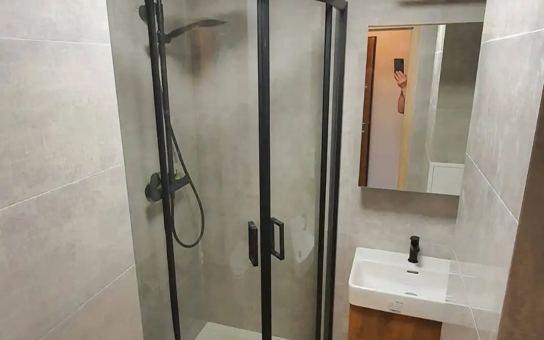 Kabina prysznicowa do małej łazienki w bloku