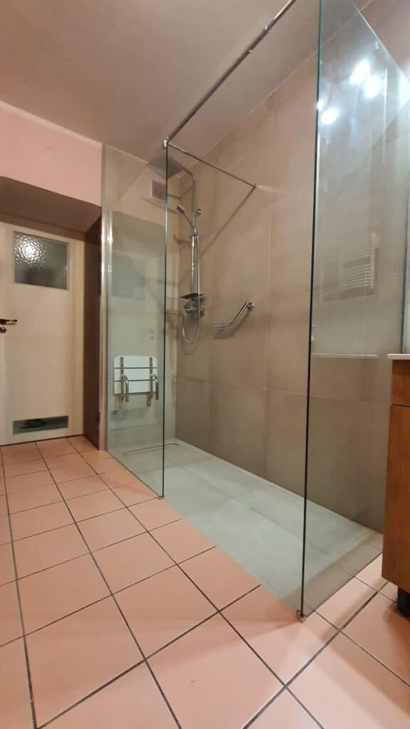 Kabina prysznicowa do małej łazienki w bloku